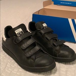 Black Stan Smith sneakers